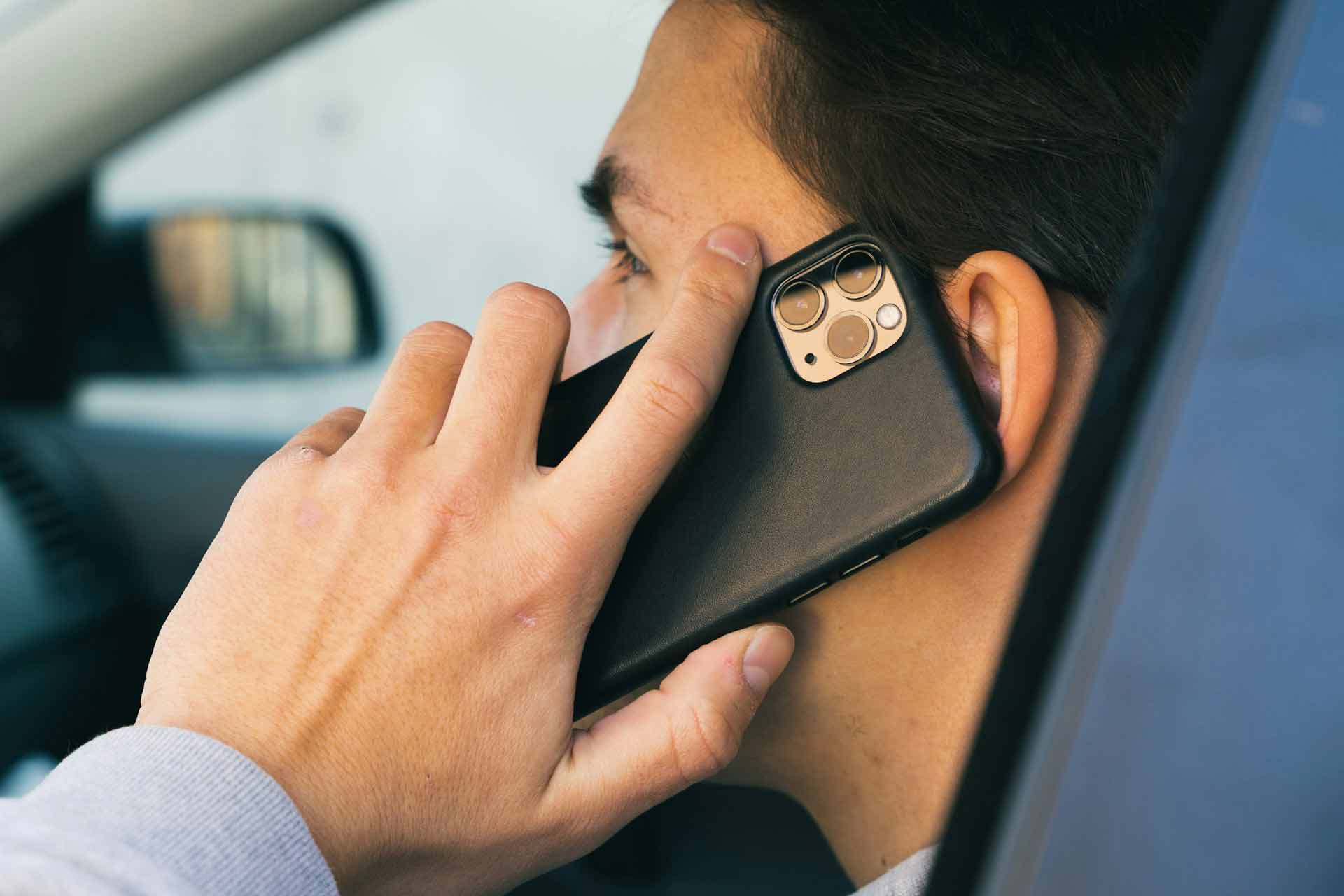 Mann telefoniert beim Fahren: Handyverstoß